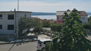 Ein Wohngebiet mit einem weißen Gebäude, einem roten Gebäude und einem geparkten Auto.