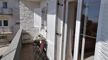 Room (S2) | Balcony