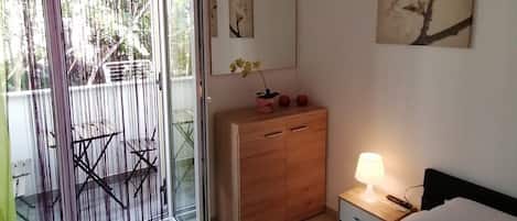 Room (S1) | WiFi (free)
