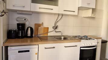 Apartment (A1) | Private kitchen | Fridge, microwave, oven, stovetop