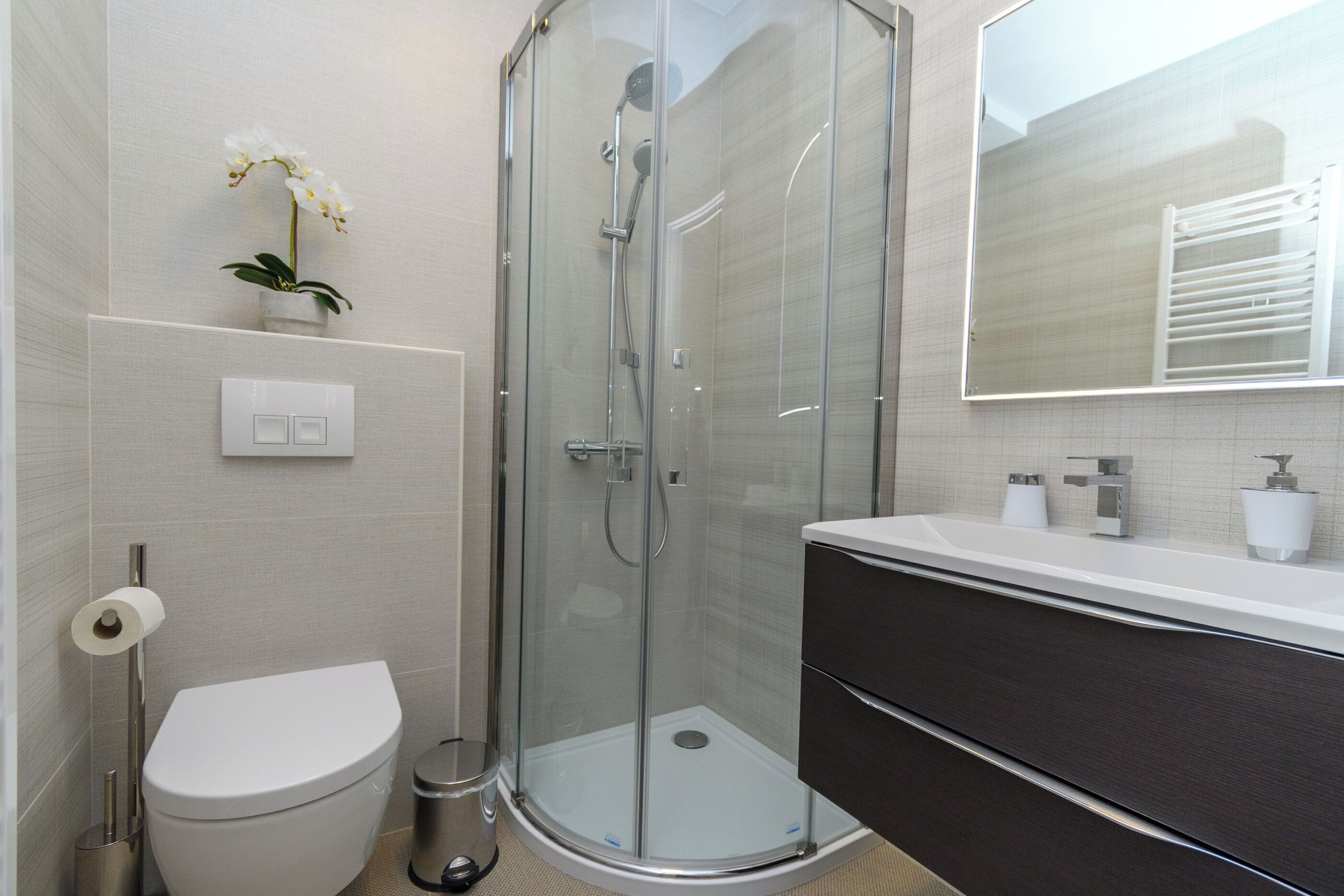 Studio (A1) | Badezimmer | Dusche, Handtücher, Toilettenpapier