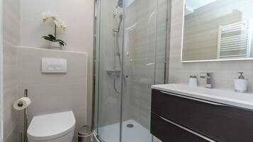 Studio (A1) | Badezimmer | Dusche, Handtücher, Toilettenpapier