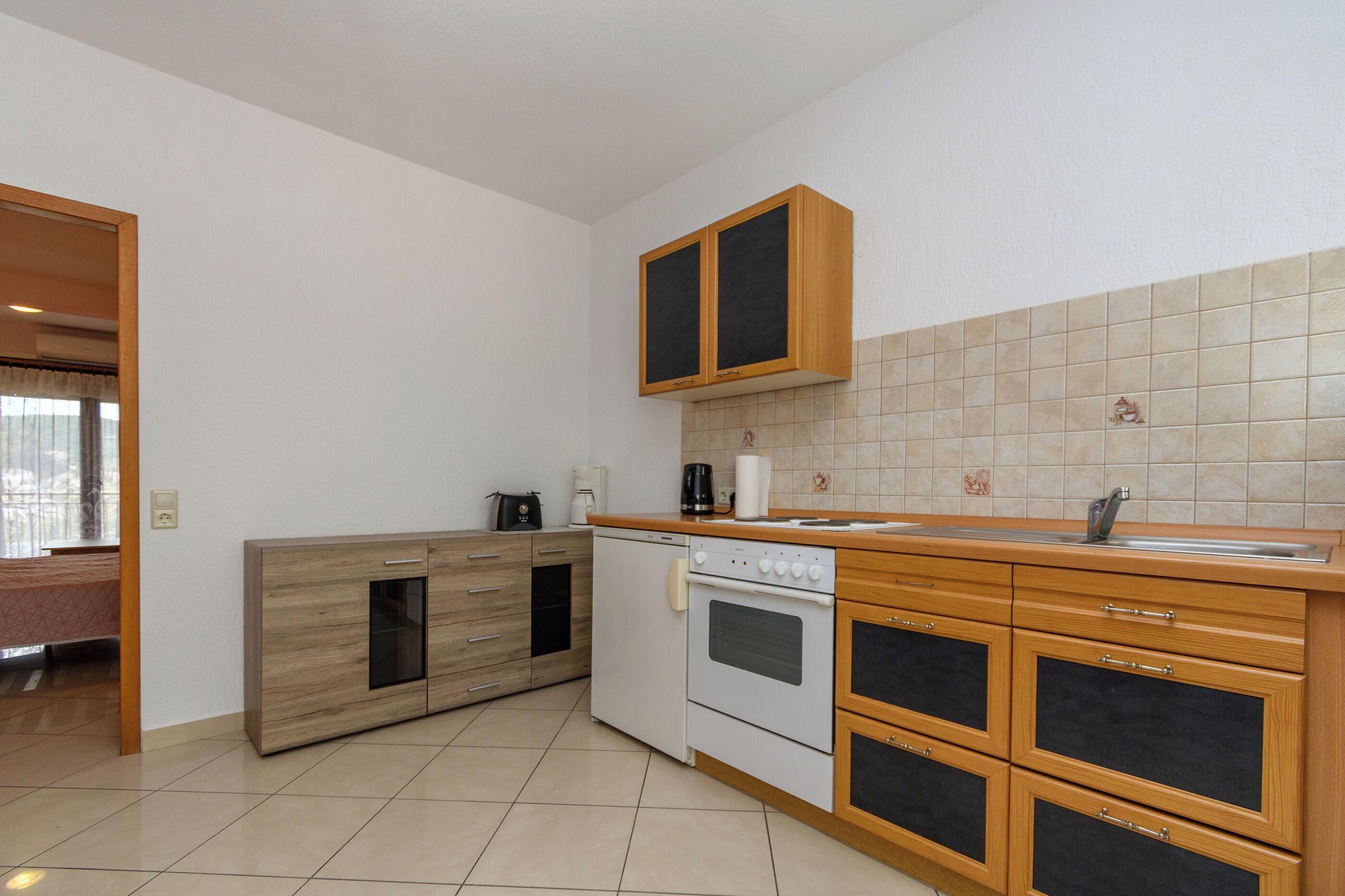 Apartment (A2) | Private kitchen | Espresso maker, fridge, oven, stovetop
