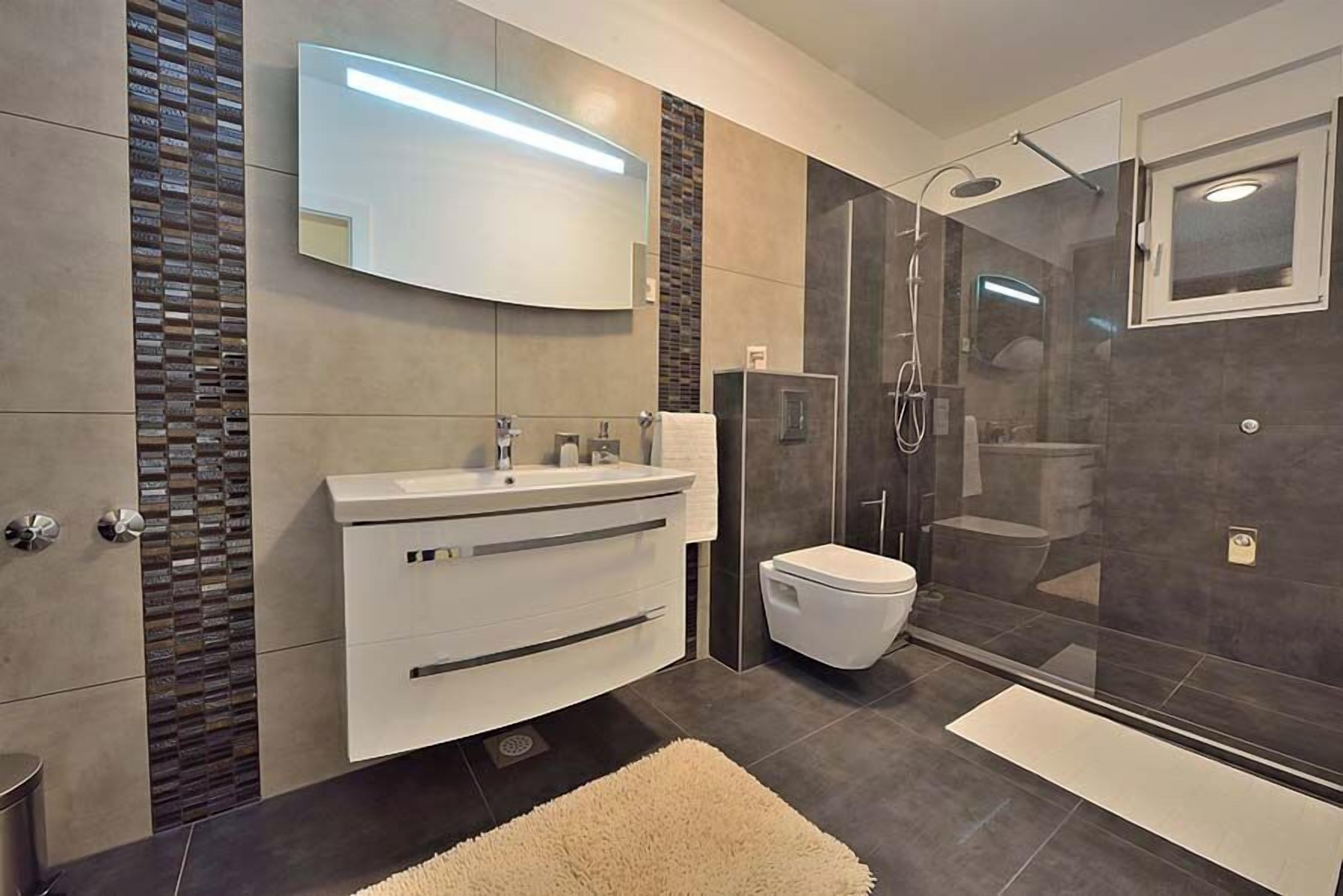 Departamento (A3) | Baño | Regadera, toallas, papel de baño 