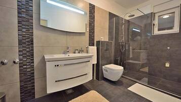 Departamento (A3) | Baño | Regadera, toallas, papel de baño