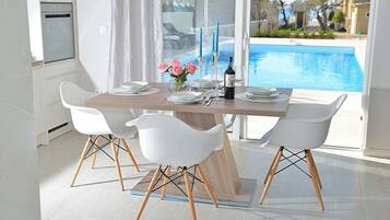 Apartment (A2) | Dining