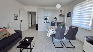 Un appartement moderne comprenant un salon, un coin repas et une cuisine.