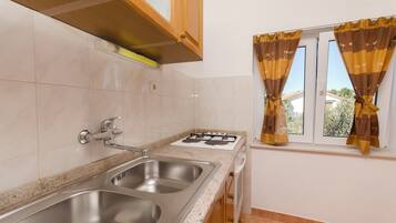 Apartment (A1) | Private kitchen | Fridge, oven, stovetop, electric kettle