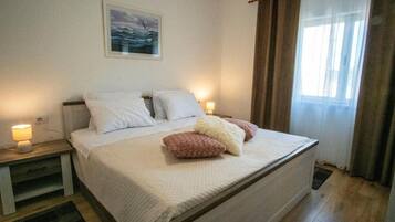 Apartment (A1) | In-room safe, iron/ironing board, free WiFi