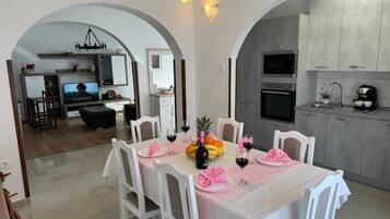 Apartment (A1) | Private kitchen | Fridge, microwave, oven, stovetop