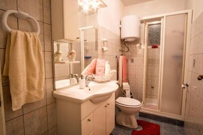 Apartment (A1) | Badezimmer | Dusche, Handtücher, Toilettenpapier
