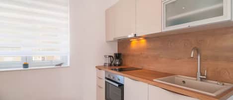 Refrigerador, microondas, horno, placa de cocina