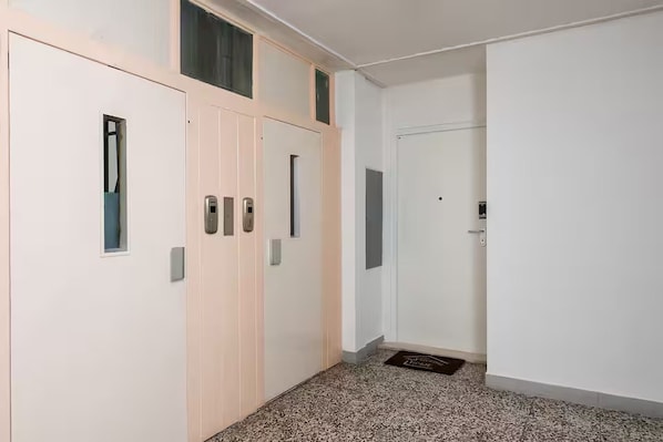 A hallway with a door, a doorbell, and a mail slot. - Apartment Tatjana (Split)