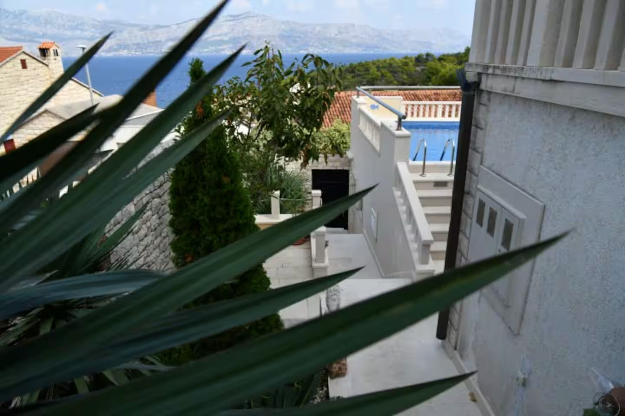 Una piscina al aire libre, sombrillas, tumbonas