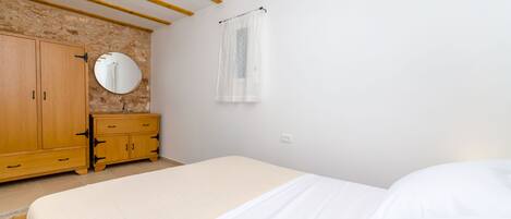 House | Iron/ironing board, free cribs/infant beds, free WiFi