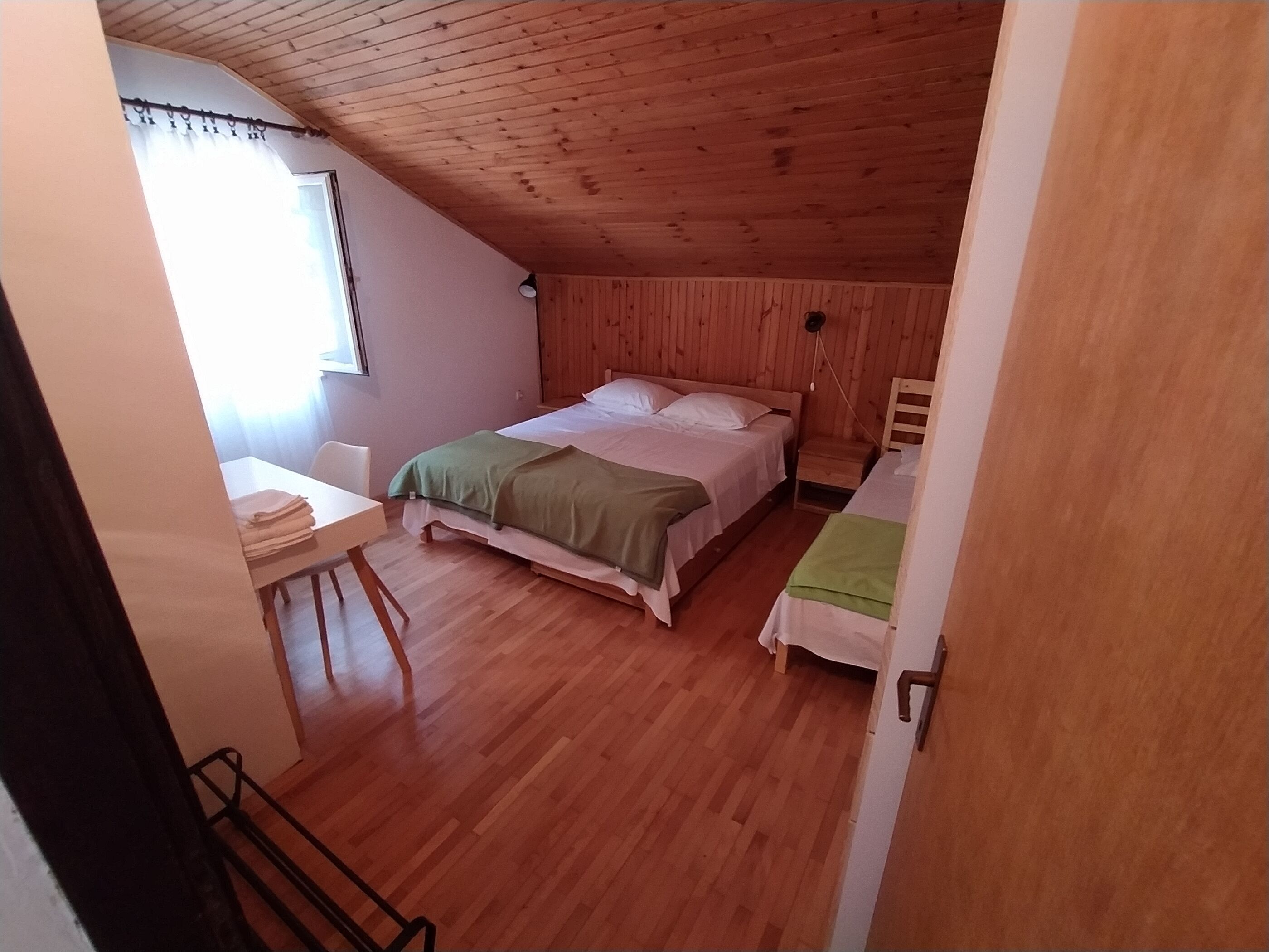 Une chambre avec un lit, un bureau et une chaise.