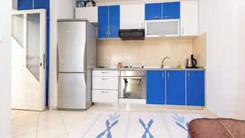 Apartment (A2) | Private kitchen | Fridge, oven, stovetop, electric kettle