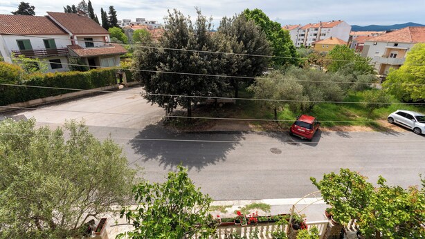 A residential street with houses, a tree, and parked cars. - Apartments Gardelin in Zadar (Zadar)