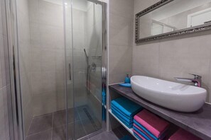 Appartement (A2) | Salle de bain | Douche, serviettes fournies, papier de toilette