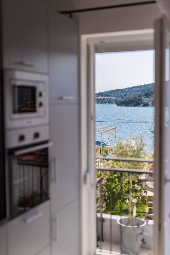 Appartement (A1) | Cuisine privée | Réfrigérateur, four à micro-ondes, un four, surface de cuisson
