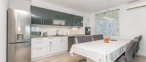 Apartment (A1) | Private kitchen | Fridge, microwave, oven, stovetop
