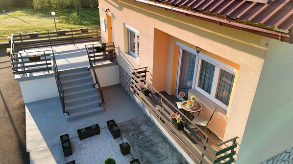 Ein Gebäude mit Balkon, Außenbereich und einer Treppe.