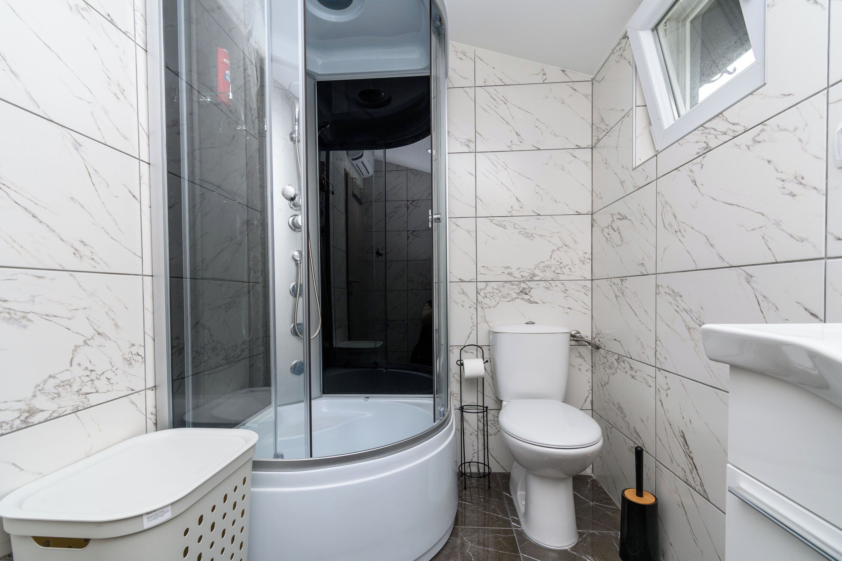 Apartment (A1) | Badezimmer | Dusche, Handtücher, Toilettenpapier