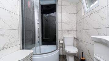 Apartment (A1) | Badezimmer | Dusche, Handtücher, Toilettenpapier
