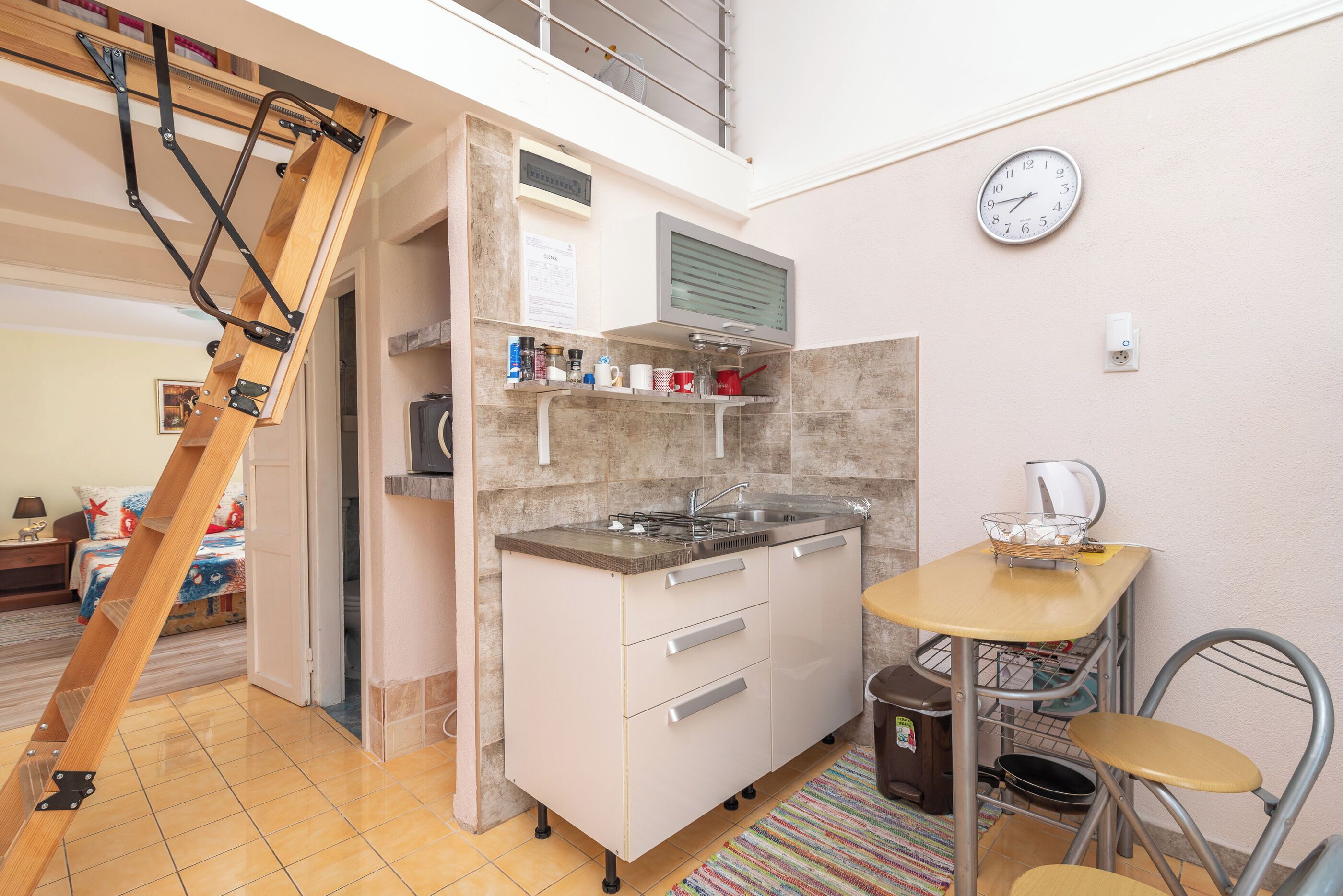 Appartement (A1) | Cuisine privée | Réfrigérateur, plaque de cuisson, bouilloire électrique, congélateur