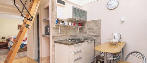 Departamento (A1) | Cocina privada | Refrigerador, parrilla de estufa, tetera eléctrica y congelador