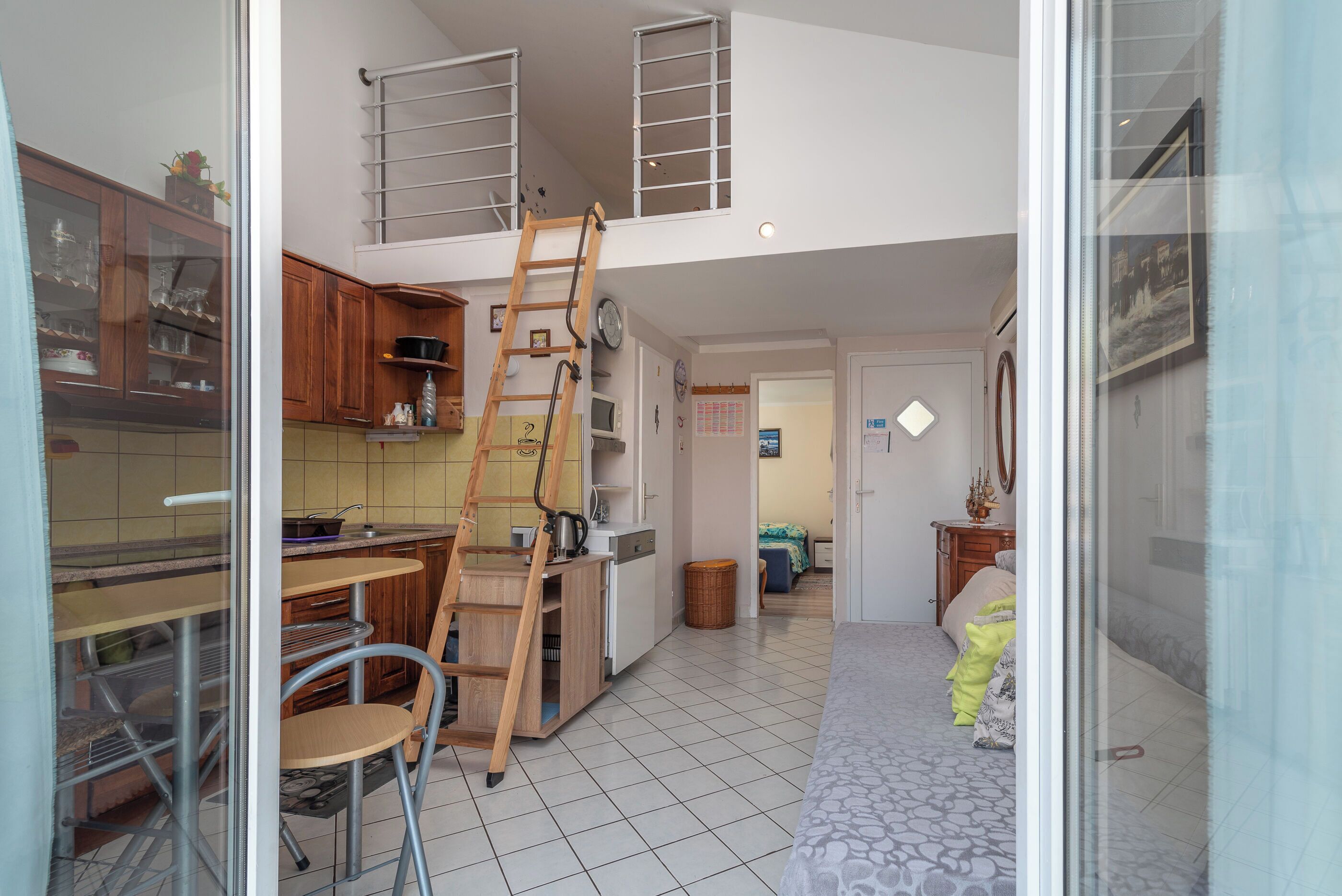 Ein Loftzimmer mit einer Küche, einem Essbereich und einem Schlafbereich.