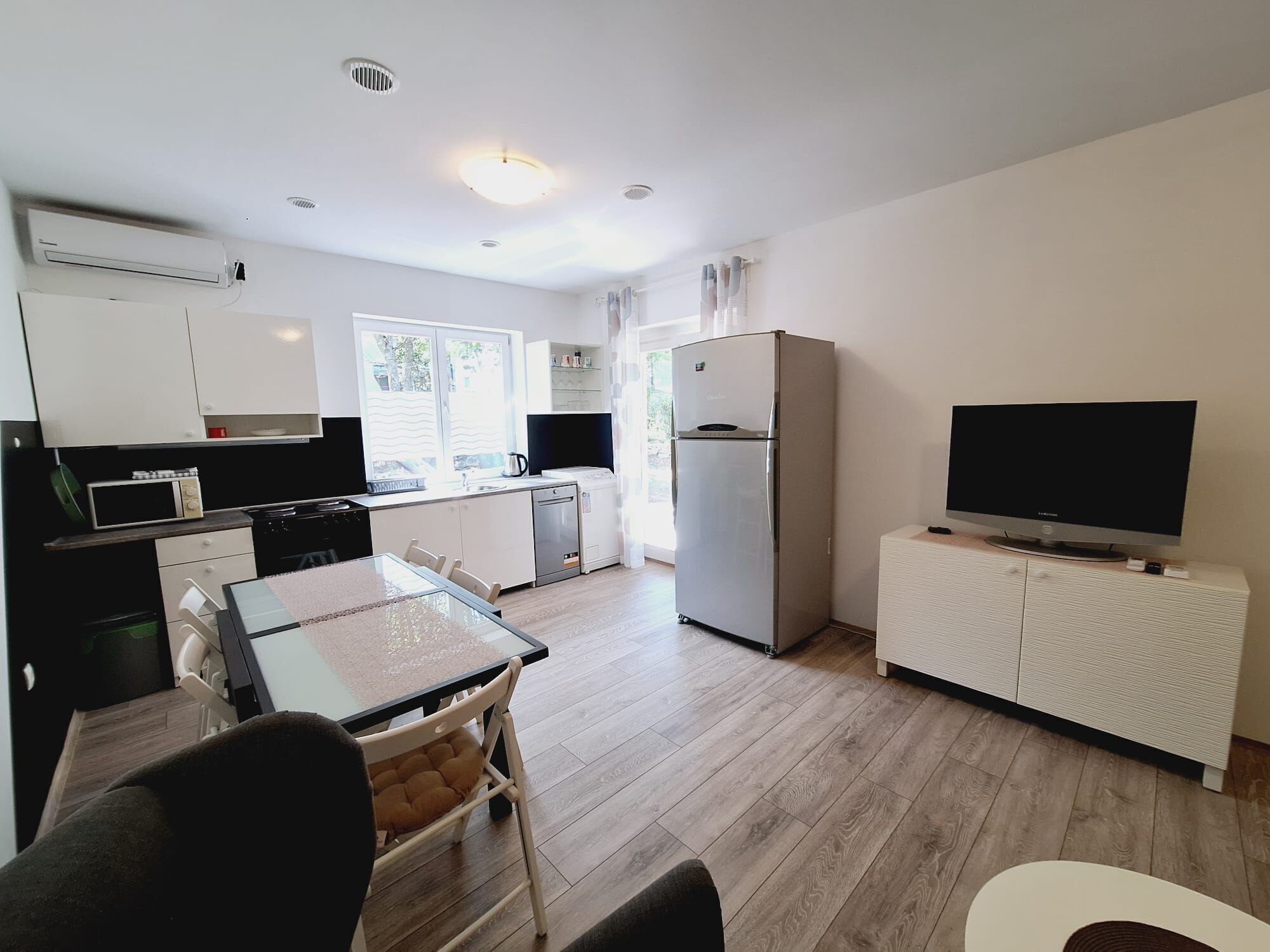 Appartement (A1) | Privékeuken | Een koelkast, een microgolfoven, een oven, een kookplaat