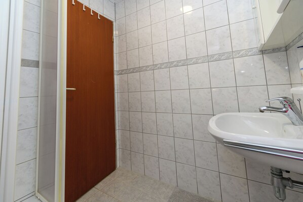 House | Bathroom | Shower, toilet paper - House Bura (Senj)