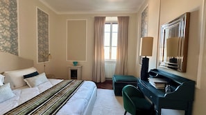 Tabla de planchar con plancha, wifi y ropa de cama