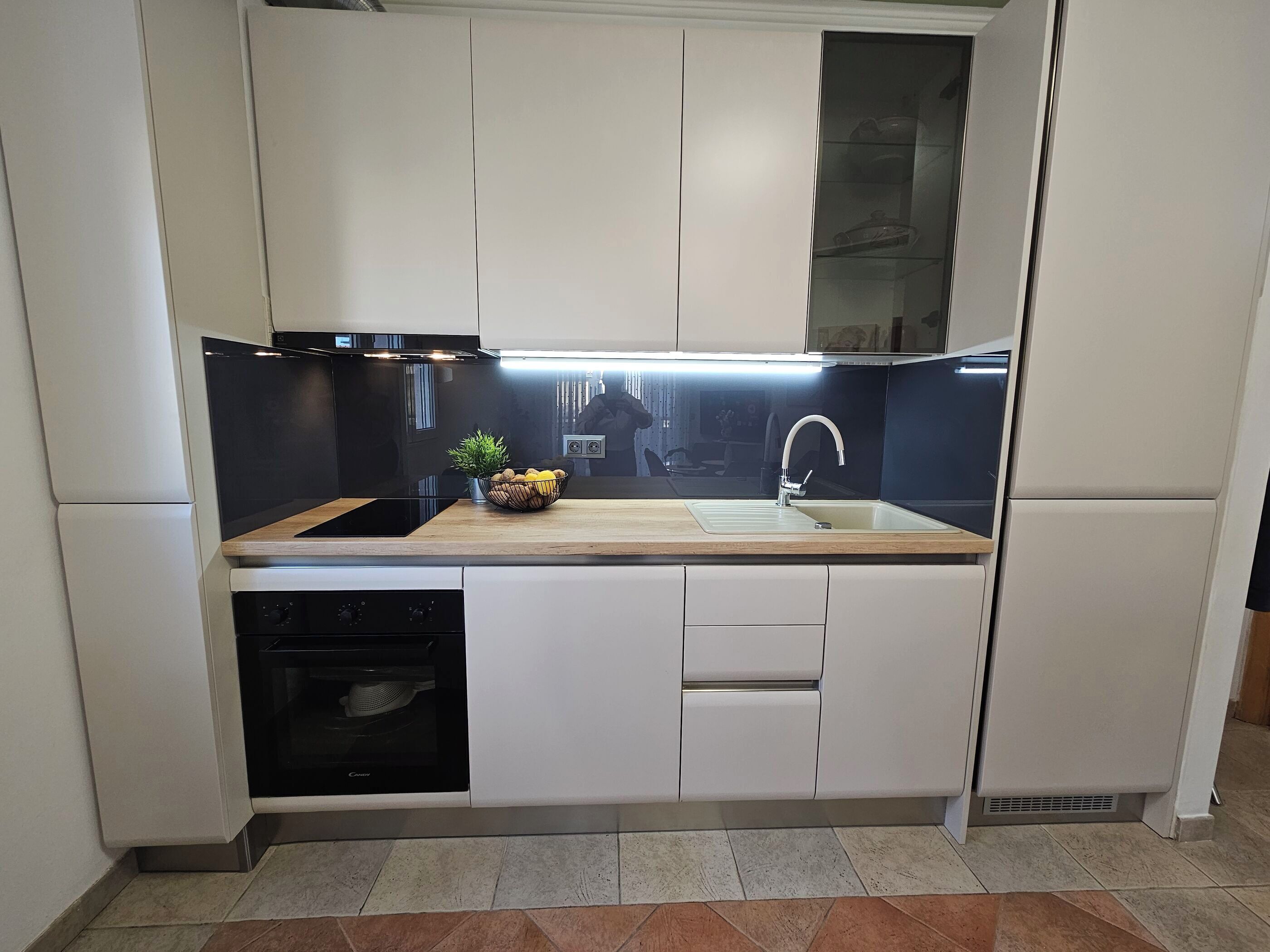 Appartement (A1) | Privékeuken | Een koelkast, een oven, een kookplaat, een vaatwasser