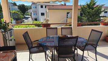 تناول الطعام بالخارج