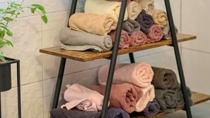A three-tiered metal shelf with rolled towels in various colors. - Villa Dalmatian Dream (Benkovac)