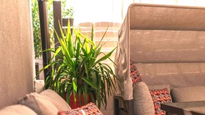 A modern living room with a sofa, a coffee table, and a potted plant. - Villa Dalmatian Dream (Benkovac)