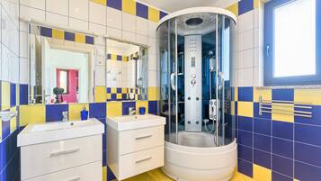 Villa | Bathroom | Shower, towels, soap, shampoo