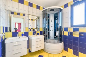 Biệt thự | Phòng tắm | Buồng tắm vòi sen, khăn tắm, xà phòng, dầu gội 