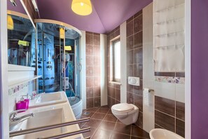 Villa | Badezimmer | Dusche, Handtücher, Seife, Shampoo
