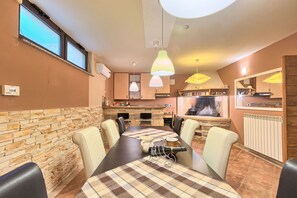Villa | Eget kök | Kylskåp, mikrovågsugn, ugn och spishäll