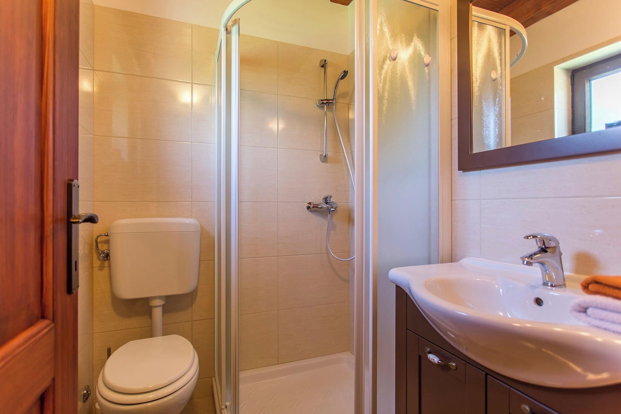 Villa | Salle de bain | Douche, serviettes fournies, savon, papier toilette