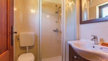 Villa | Salle de bain | Douche, serviettes fournies, savon, papier toilette