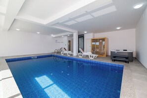 Indoor pool, a heated pool, open open 24 hours a day, pool loungers - Villa Hermosa (Vinodol)