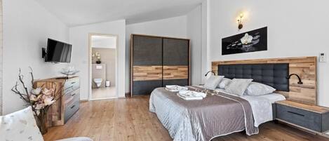 Villa | Caja de seguridad en la habitación y tabla de planchar con plancha
