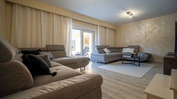 Villa | Living room | Smart TV, fireplace, streaming services