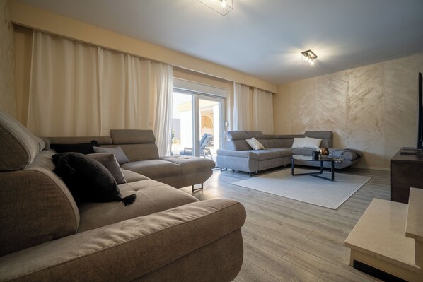 Villa | Living room | Smart TV, fireplace, streaming services - Villa Lukic (Privlaka)
