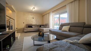 Villa | Living room | Smart TV, fireplace, streaming services