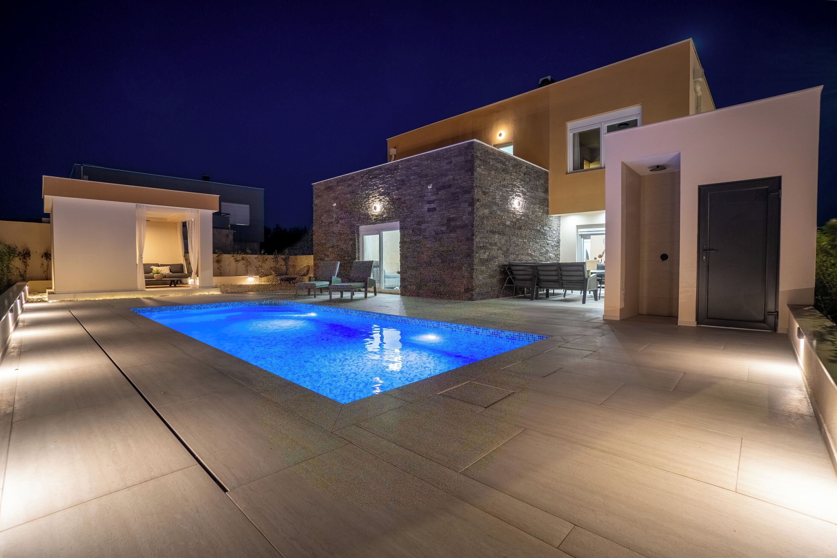 Outdoor pool, sun loungers